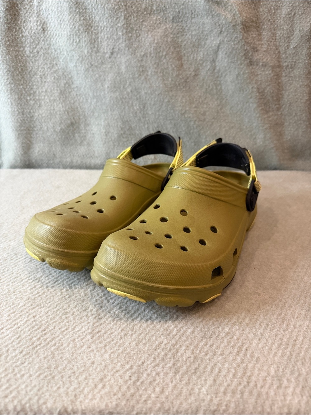 CROCS Men’s Clog Sandals in Olive Green with Black & Yellow Strap LN Sz 12